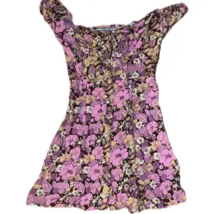 Helt ny klänning från Urban outfitters i strl S Orginalpris 550
