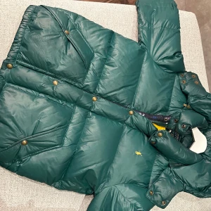 Ralph Lauren vinterjacka - Snygg och varm jacka i mycket bra skick. Modellen på bilden är 184cm och bär Stl XL för barn vilket motsvarar ca S. Skriv gärna vid frågor.