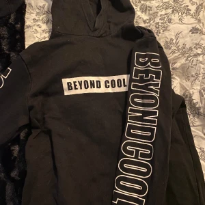 Hoodie - En mysig luvtröja i storlek 146-152, den är i bra skick, knappast använd men ganska gammal. Köpare står för frakt och frimärke, kan mötas upp 😗
