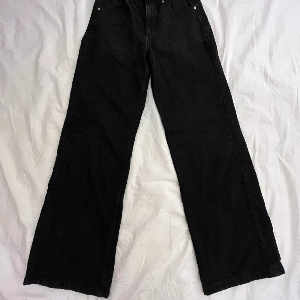midwaist loosefit jeans ifrån only som inte kommit till så mycket användning då dem är väldigt stora och lösa för mig i benen🤍10/10 skick. Jeans & Byxor.