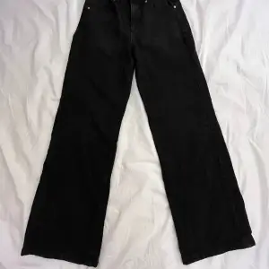 midwaist loosefit jeans ifrån only som inte kommit till så mycket användning då dem är väldigt stora och lösa för mig i benen🤍10/10 skick
