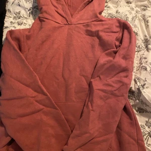 Hoodie  - En jättefin hoodie i en rosa-röd nyans i storlek 146-152 🩷 Sitter bekvämt och är väldigt varm. Köpare står för frakt och frimärke, kan även mötas upp ☺️