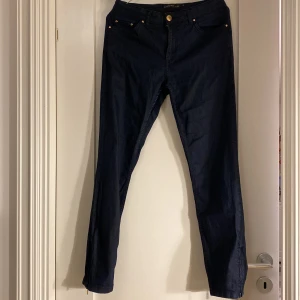 Stockh lm jeans - Skinnyjeans med dragkedja längst ned. Lätt tvättbleckda men annars i väldigt bra skick. Använd gärna köp nu om du inte har några frågor!