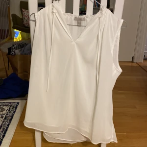 Ärmlös blus från Hm - Ärmlös blus i fint skick. Använd gärna köp nu om du inte har några frågor!