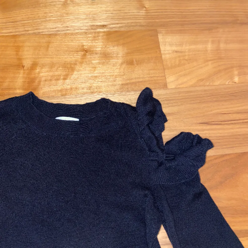 Säljer dendär jättefina svarta långärmade tröjan med rufflade axlar🖤Storleken är M men funkar jättebra som xs. . Hoodies.