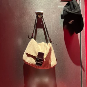 Fendi baguette  - Fendi baguette köpt på The vintage Bar för €720 2019. Mellanstorleken. Väl använd men fortfarande i fint skick (trots vintage!) lägg gärna ett bud vid SERIÖST köpintresse. 