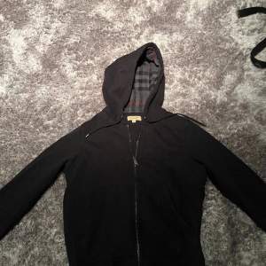 En helt ny nästan oanvänd burberry hoodie. Mycket fint skick, nästan oanvänd till ett bra pris. Nypris: 3500kr mitt pris: 1299