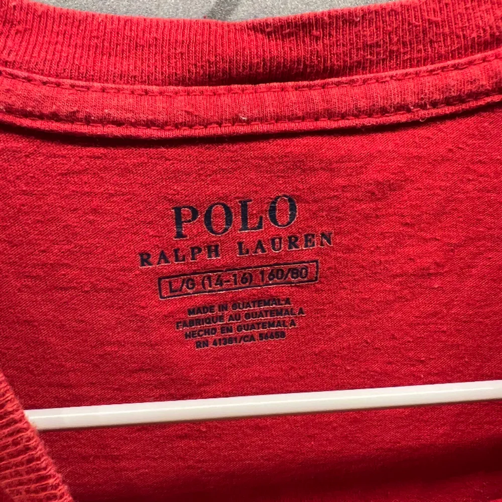 En fin Ralph lauren T-shirt. Bra Skick 8/10 . Storlek 160/80 14-16år. Pris 99kr men förhandlingsbart vid snabb affär!. T-shirts.