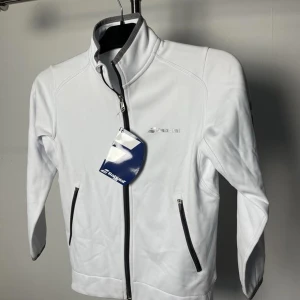 Träningströja Babolat  - Helt ny Babolat träningströja. Storlek: 134/140 (8-10 år), pojke.  Hämtas i Torslanda annars fraktar jag.