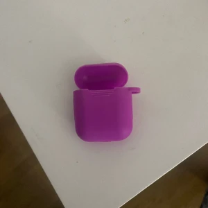 AirPods skal till AirPods 2 - Två skal med olika nyanser av lila från SHEIN. Nästan aldrig använt pågrund av att jag köpte AirPods pro.