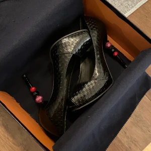 Le Silla pumps högklakade - Le Silla open toe pumps använda en gång, dem var för stora för mig. Köpta på Yoox och ny pris var runt 4-5 tkr. Storlek 37 men passar mer 37,5 eller en liten 38a.  Okänd skomärke i Sverige men inte i andra länder, Googla. Äkta läder.