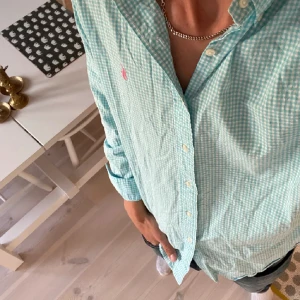 Ralph lauren skjorta  - Skön raffe skjorta till sommaren 9/10 skick. För stor för mig då den är stor i storleken. M regular fit. Pris kan diskuteras 