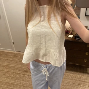 Hm topp - Superfint linne med broderier och volanger. Nästan aldrig använt, inga fläckar osv. Pris kan diskuteras 