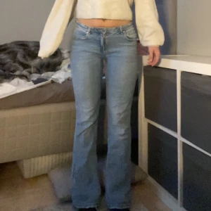 Low waist bootcut jeans  - Lågmidjade bootcut jeans. Jättebekväma och ganska strechiga. Sitter bra i midjan och inte jätte långa. Passar perfekt för mig som är 170cm