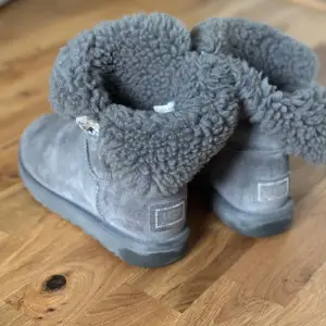 Säljer dessa grå uggs med diamant detaljer i stl 38💕🎠 Pris kan diskuteras vid snabb affär! 