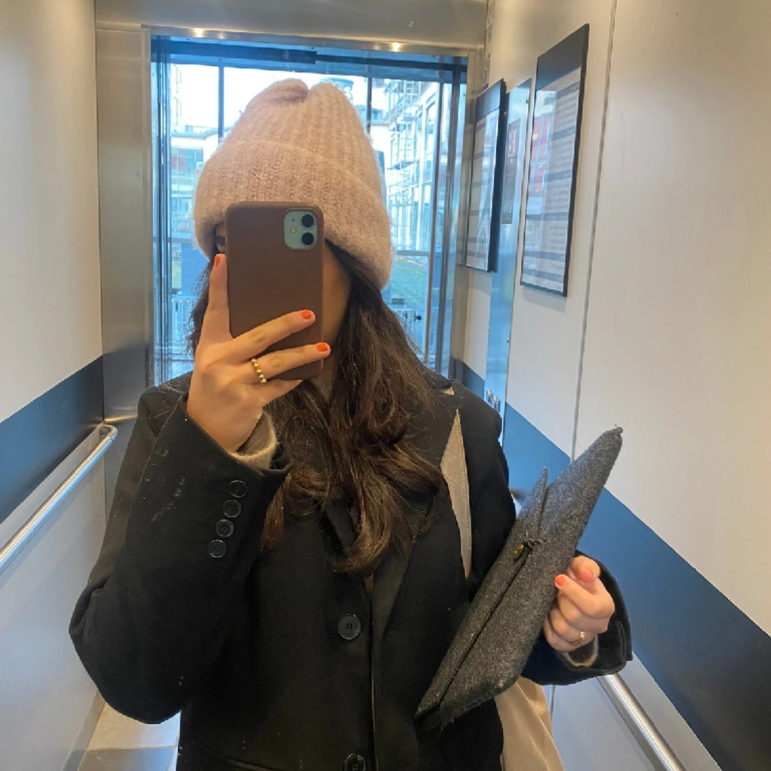 Fluffig ljusrosa mössa