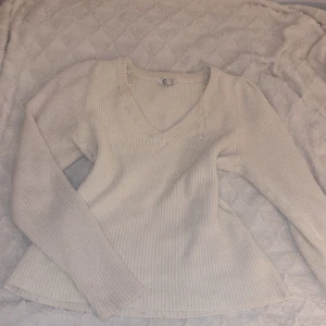 Vit Blus - Säljer enkel Vit blus som har en öppning i framsidan, den är i storlek M och är köpt från Cubus :)