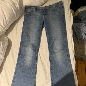 Big star jeans  - Jätte fina jeans från big star! Säljer dom dom är lite stora för mig, jag har satt in ett snöre i midjan så att jag kan spänna dom men de går jättebra att ta bort det! Står inte vad det är för storlek men skulle säga en 34  Skriv privat vid intresse🩷
