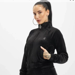 Juicy couture tröja  - Blivit för liten för mig därav säljer jag den , är i bra skick , inte sönder nånstans 
