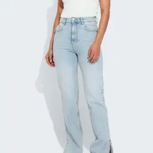 Säljer nu dessa jeans för dom är för små för mig tyvärr. Köpta för 600kr på BikBok. W27/L32