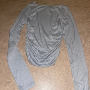 Långärmad topp - Ny utan prislapp. Köpte för ca 3 veckor sedan men har aldrig använt den. nyskick och inga defekter. 