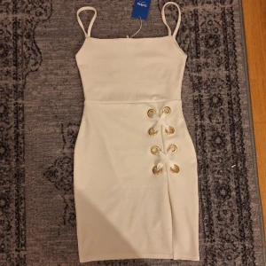 Vit klänning  - Vit klänning i storlek xs. Köpt på sellpy och aldrig använd. Några fläckar på baksidan av klänningen men de går nog bort i tvätten, skriv vid frågor💕