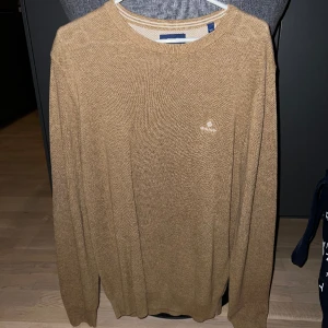 Finstickad tröja - Fin och knappt använd tröja från Gant, superfint skick och har bara hängt i garderoben