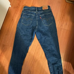 LEVI’S Jeans  - SkinnyJeans från Levi’s. Använda men är i bra skick. Lite stretchiga