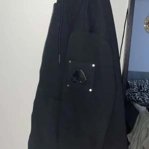 Moose knuckels jacka - Köpt på season använd fåtal gånger den är i nyskick kvitto finns funkar att ha på sig året runt.