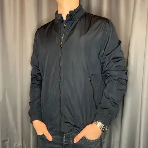 Massimo Dutti Jacka i färgen svart. Storlek M och modellen är 184 cm lảng. Bra skick. Nypris ca 1100 bra pris på 400