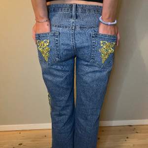 Lågmidjade jeans med broderier på bakfickorna och sidan av benet 🌸  Midjemått - 39cm  Innerbenslängd - 73cm Ytterbenslängd - 99cm