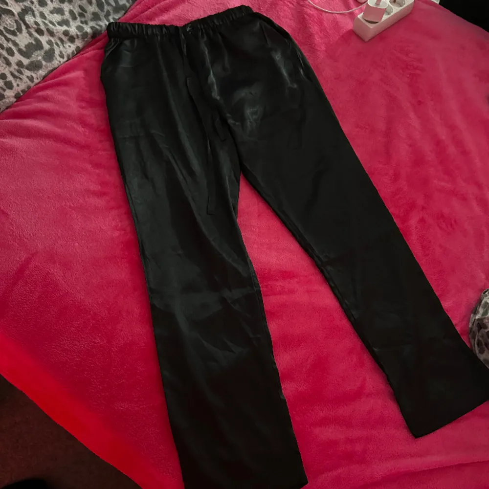 Svarta silkes pyjamasbyxor💕 vet inte vart de är från. Jeans & Byxor.