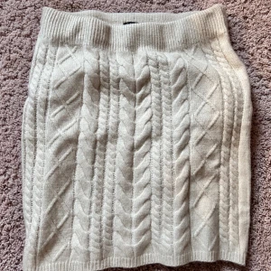 Beige stickad Kjol - Superfin och stickad kjol i beige. Den är så otroligt fin och passar till allting. Kan ha den till vardags o på fest. Används inte för den har blivit för liten. Den är i storlek 38 men passar 32-38
