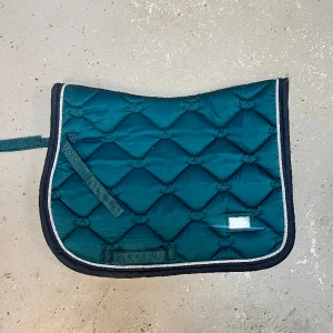 ES EMERALD SCHABRAK - Säljer mitt fina ES hopp-schabrak i färgen Emerald, använt men fint skick och inga större defekter! 💚 ordinarie pris ligger på 899kr, och färgen säljs inte längre i hoppmodell.