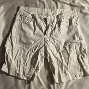 Två olika vita jeans shorts, dom är väldigt lika så skriv om du vill ha fler bilder ❤️ Säljer för 150kr st 