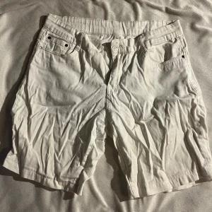 Vita skjorts - Två olika vita jeans shorts, dom är väldigt lika så skriv om du vill ha fler bilder ❤️ Säljer för 150kr st 