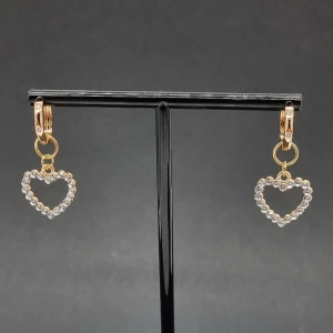 Handgjorda örhängen  - Handgjorda örhängen●Följ :@ekjewelryofficial🤲 ● 💎Material- zinklegeringar och rostfritt stål ●Örhängeskrokar -rostfritt stål. Nickel fri. Längd -4cm . Köp för 1st-70kr eller 90kr/paret