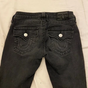 True religion jeans💖 - Köpte ett par jeans här på PLICK som tyvärr var för stora🥺 Säljer nu då ett par skit snygga true religion jeans för bra pris, fint skick och ett hål på knät men de ska vara så💗 