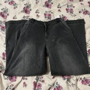 Helt nytt och ej använd, svart högmidjad vida denim jeans, från name it. 