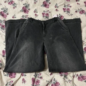 Vida jeans - Helt nytt och ej använd, svart högmidjad vida denim jeans, från name it. 
