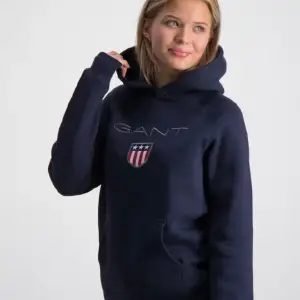 Marinblå Gant hoodie i bra skick. Säljer då den inte kommer till användning. Skriv privat vid intresse, köparen står för frakten!😃
