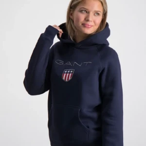 Marinblå Gant hoodie - Marinblå Gant hoodie i bra skick. Säljer då den inte kommer till användning. Skriv privat vid intresse, köparen står för frakten!😃