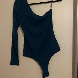 Body  - Marinblå enaxlad body från bikbok, aldrig använt, har kvar prislappen. Storlek Xs, 90kr