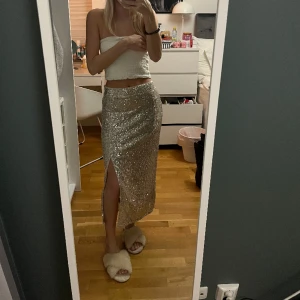 Glitter kjol - Glitter långkjol från H&M, storlek 36. Slutsåld på hemsidan.  Endast använd 1 gång. Säljer för 150kr, köpte för 300kr