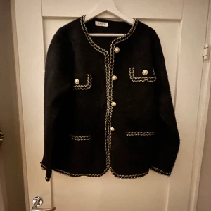 Kofta - Svart kofta som är helt oanvänd. 