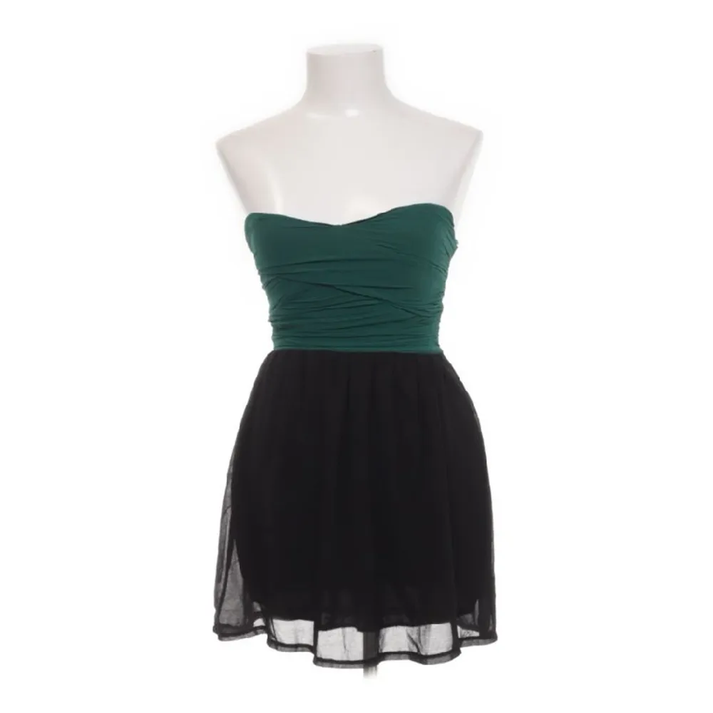 En snygg grön och svart klänning som aldrig kommit till användning. Köpt secondhand, utan skråmor! Hoppas någon annan finner den intressant💚🖤. Klänningar.