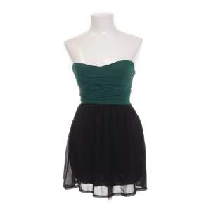 En snygg grön och svart klänning som aldrig kommit till användning. Köpt secondhand, utan skråmor! Hoppas någon annan finner den intressant💚🖤