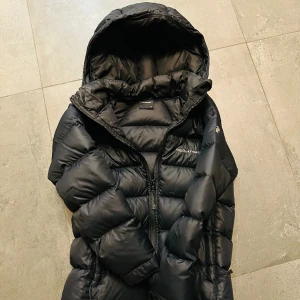 Säljer jackan för att den är för liten! Jackan är perfekt för vinter den håller dig varm och är stilig! - Skick på denna jacka är väldigt bra och använda inte så mycket!