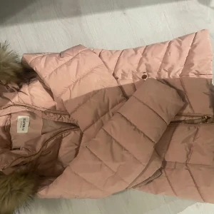 Vacker barnjacka i mycket bra skick  - Fin jacka från kappahl i stolek 152. 