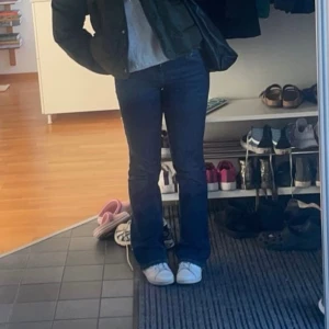 Lågmidjade jeans - Säljer dessa så sköna jeansen från zara. Lite trasiga längst ner men inget som man tänker på. Annars bra skick!